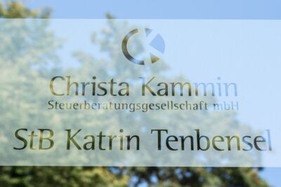 Christa Kammin Steuerbüro Einganstür mit Logo