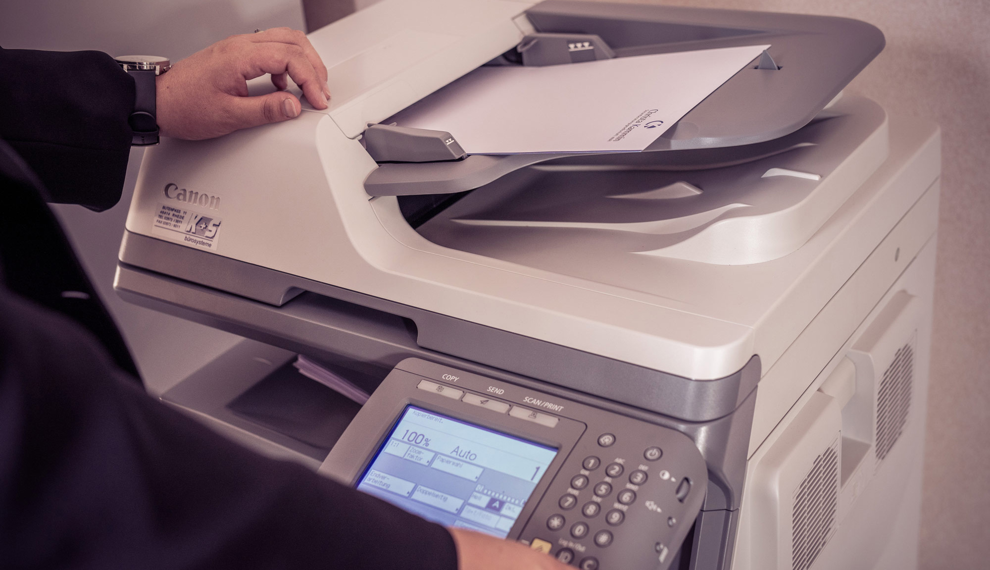 Drucker mit Briefpapier vom Christa Kammin Steuerbüro